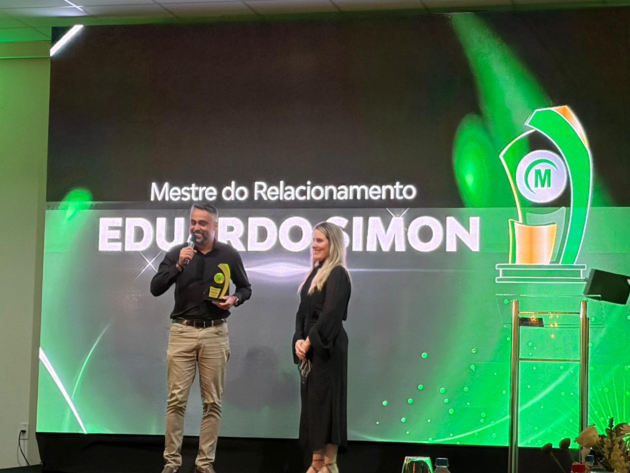 Premiação Mestre do Relacionamento recebida por Eduardo Simon, da DuMed
