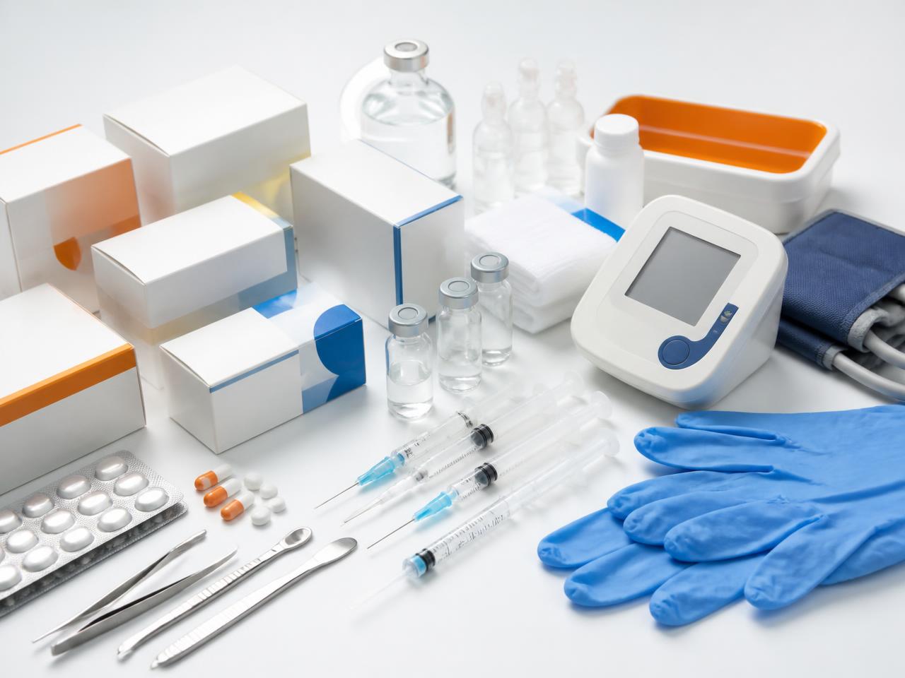 Medicamentos e materiais médico-hospitalares organizados